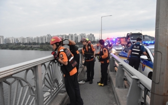 Mother, daughter jump from Seoul bridge