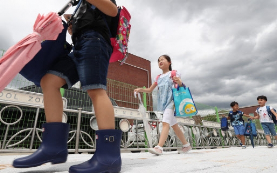 [Trending] Korea’s residents rush to prepare for Typhoon Soulik