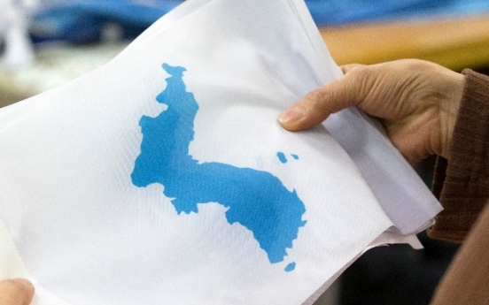 Displaying flag with Dokdo not a political act, activist tells Olympic Committee