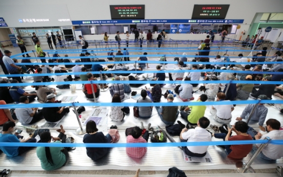 Koreans wake up early to get Chuseok train tickets