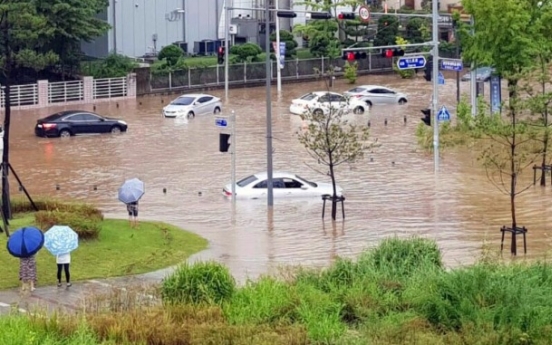 [Photo News] Flash floods turn Daejeon into muddy river