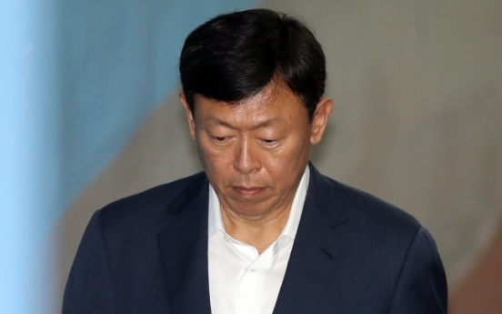 Prosecutors demand 14-year jail term for Lotte chief