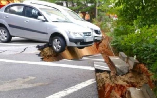 Sinkhole in Seoul forces 200 residents to evacuate