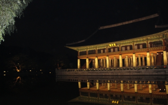 Gyeongbokgung tour reenacts typical night inside Joseon palace