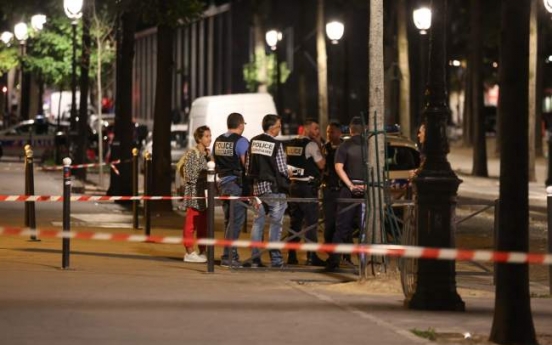 7 wounded in Paris knife attack, including British, Egyptian tourists