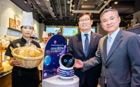 Paris Baguette showcases robots at its bakeries