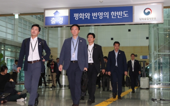 S. Korean officials visit N. Korea for summit preparations