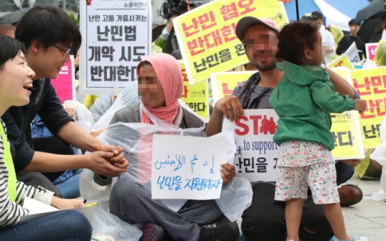 [From the Scene] Contrasting rallies on Refugee Act in Seoul