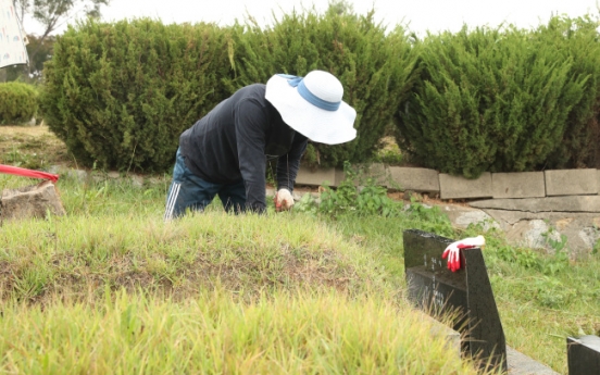 Highway congestion due to pre-Chuseok grave mowing