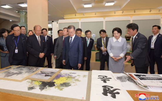 Moon's visit to NK art studio not a violation of sanctions resolution: report