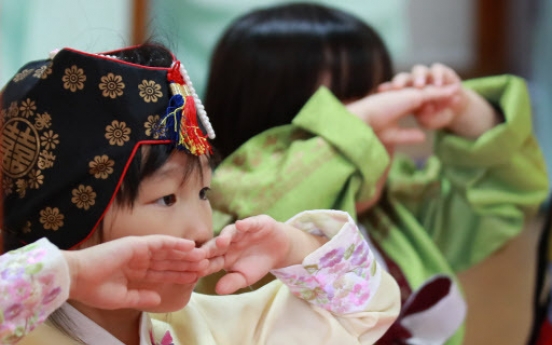 Millions of S. Koreans head to their hometowns for Chuseok holiday