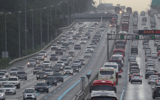 Chuseok exodus in full swing as highways clog with traffic