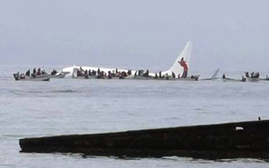 Everybody on plane survives crash landing in Pacific lagoon