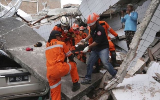 [Newsmaker] Over 800 dead in Indonesia quake and tsunami; toll may rise