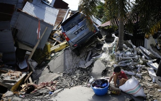 Indonesia disaster survivors search debris for food, drinks