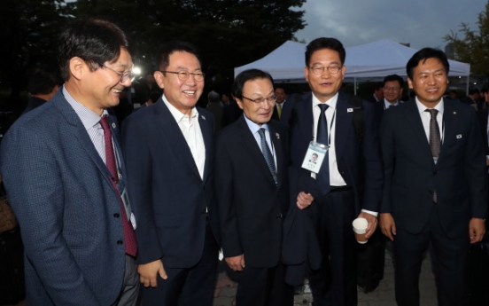 Korean delegation embarks on Pyongyang trip for summit anniversary