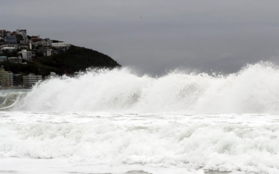 [Photo News] Typhoon Kong-rey heralds heavy downpour Saturday