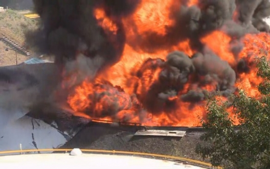 Oil storage tank in Goyang engulfed in flames