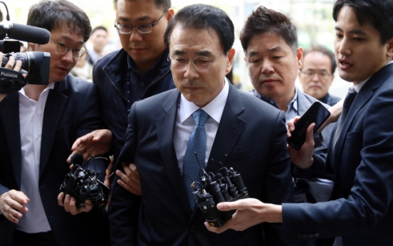 Court denies arrest warrant for Shinhan Financial chief