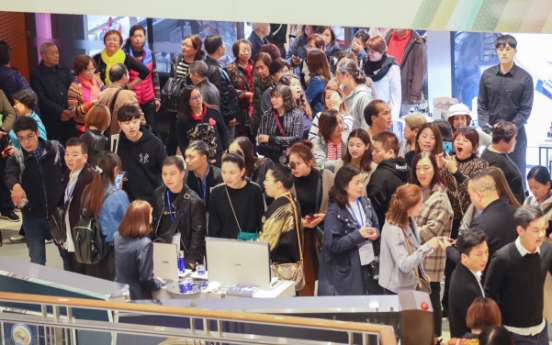 Hundreds of Chinese group tourists return to Korean duty-free stores