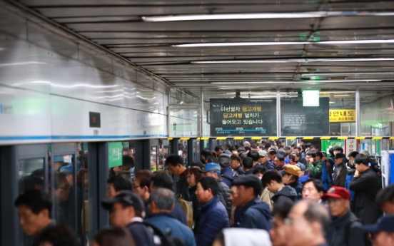 Power outage on Line No. 4 disrupts morning commute in Seoul