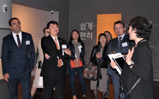 Ambassadors discuss merits of Hangeul