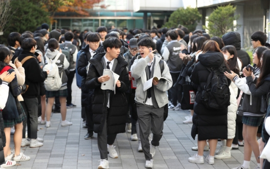 [Photo News] Koreans rally behind senior students before college entrance exam