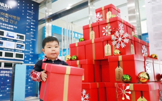 [Photo News] Hanwha Galleria sets up Christmas tree for children under treatment