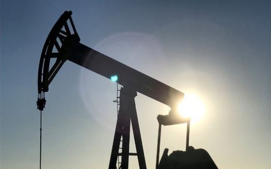 Oil funds lose big on plunging crude prices