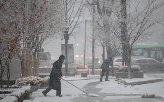 Heavy first snow arrives in Seoul