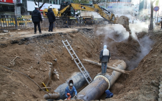 2 workers die after being buried by soil in drainage pipe construction