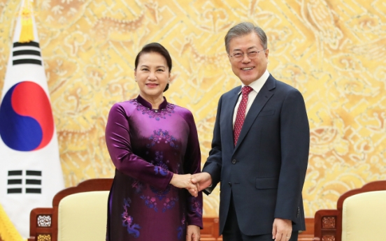 President Moon meets Vietnamese assembly speaker