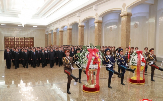 Kim Jong-un visits mausoleum of late father to mark 7th anniv. of death