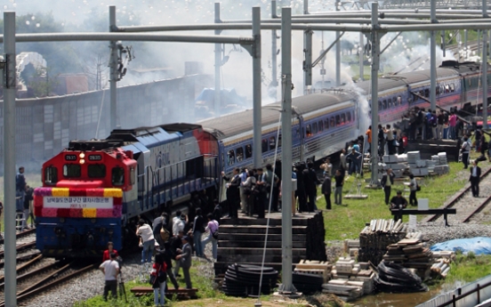 S. Koreans return home after 10-day inspection of N. Korea's eastern rail line