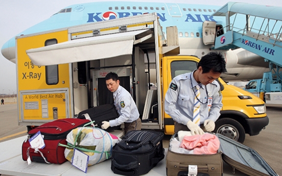 Watchdog says open baggage inspections at airports violate privacy