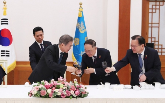 President Moon asks ministers to keep up hard work, emphasizes results