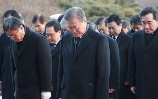 President Moon visits National Cemetery to start new year