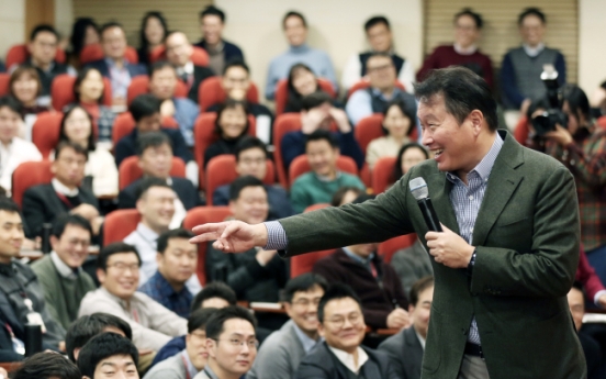 [Photo News] SK chief Chey holds talks with employees