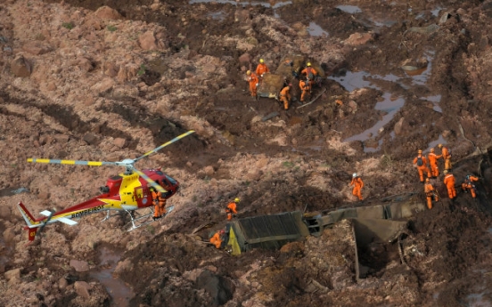 40 dead, many feared buried in mud after Brazil dam collapse