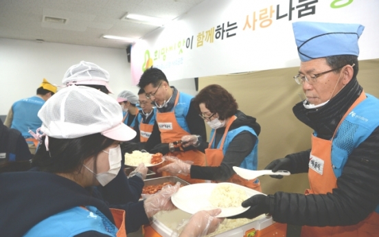 [Advertorial] Eximbank employees volunteer at soup kitchen