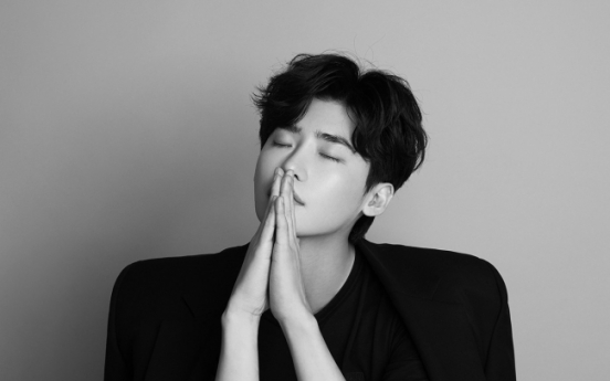 Actor Lee Jong-suk to enlist in Army next month