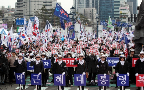 [From the Scene] Radical conservatives call for Park’s release, condemn Moon