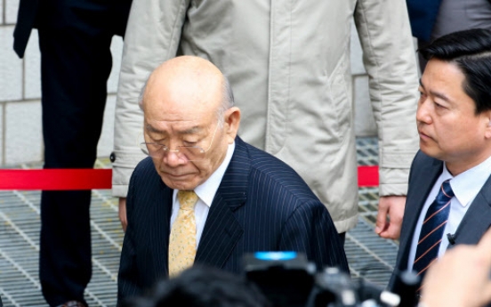 Ex-President Chun denies Gwangju libel charges at court