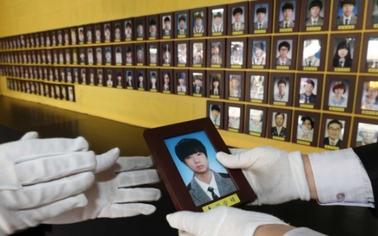 Memorial portraits of hundreds of ferry victims moved from protest site in central Seoul