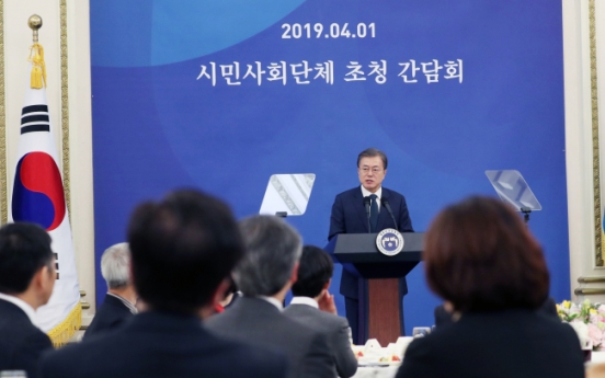 Moon reaffirms cooperation with civic groups to reform society