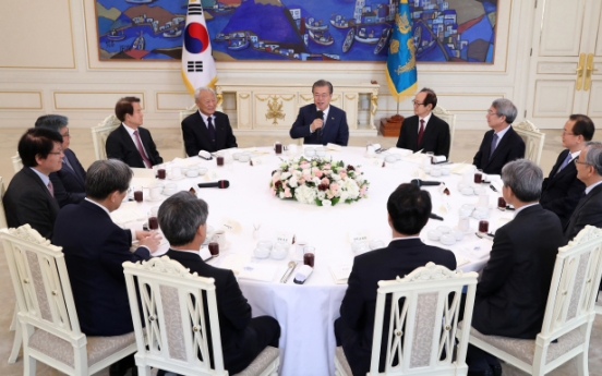 Moon meets former economic officials over ways to boost economy