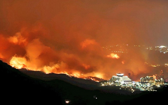 [Breaking] Firefighters  battle Gangwon mountain fires