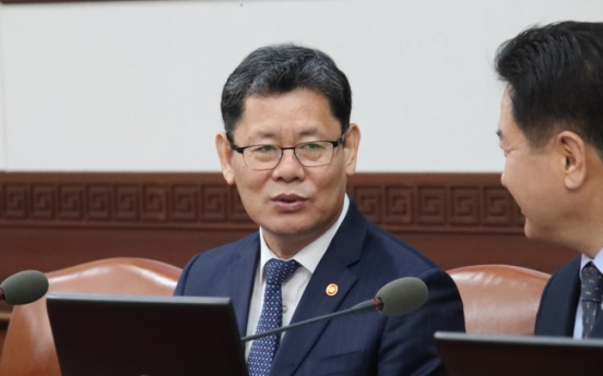 Unification minister says N. Korea will respond to Moon's summit offer