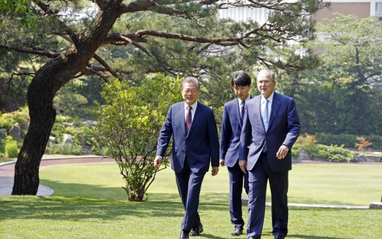 Moon lauds Bush’s visit as strong Korea-US alliance