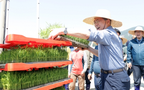 Moon meets farmers planting rice in Gyeongju